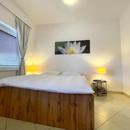 Booklovers Close To Center Daire